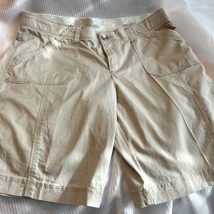 Lee comfort waistband burmuda shorts.size 12.  New condition.